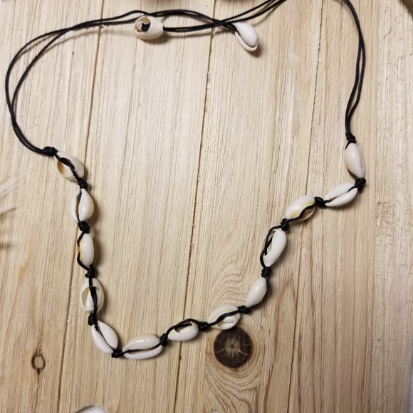 Super Cute and Beachy Shell Necklace in Black - Picture 8 of 9